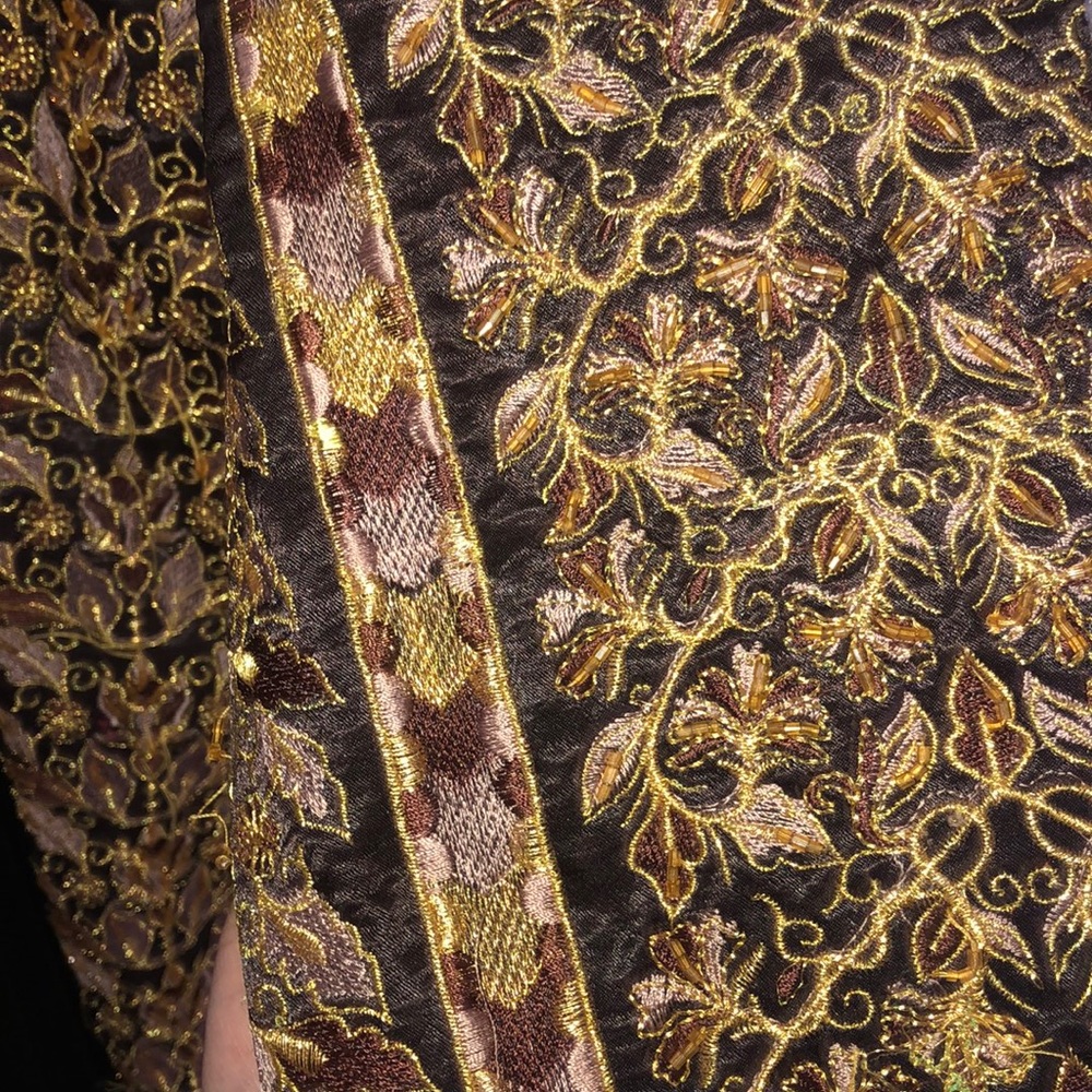 Traditional embroidered Palestinian dress - Picture 5 of 5